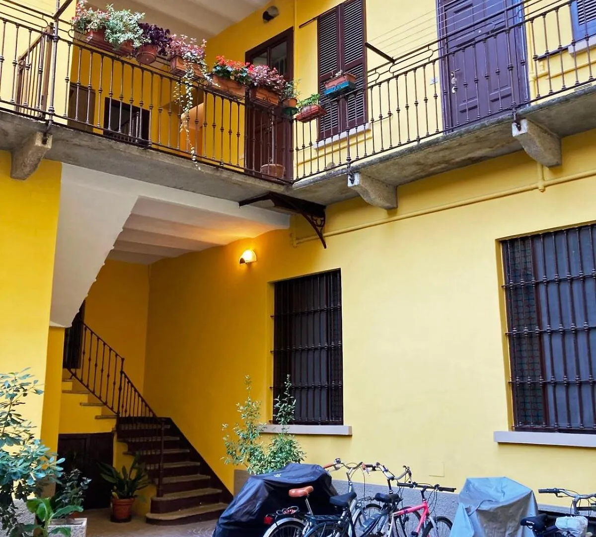 Апартаменты Cozy Loft In The Heart Of Милан Италия